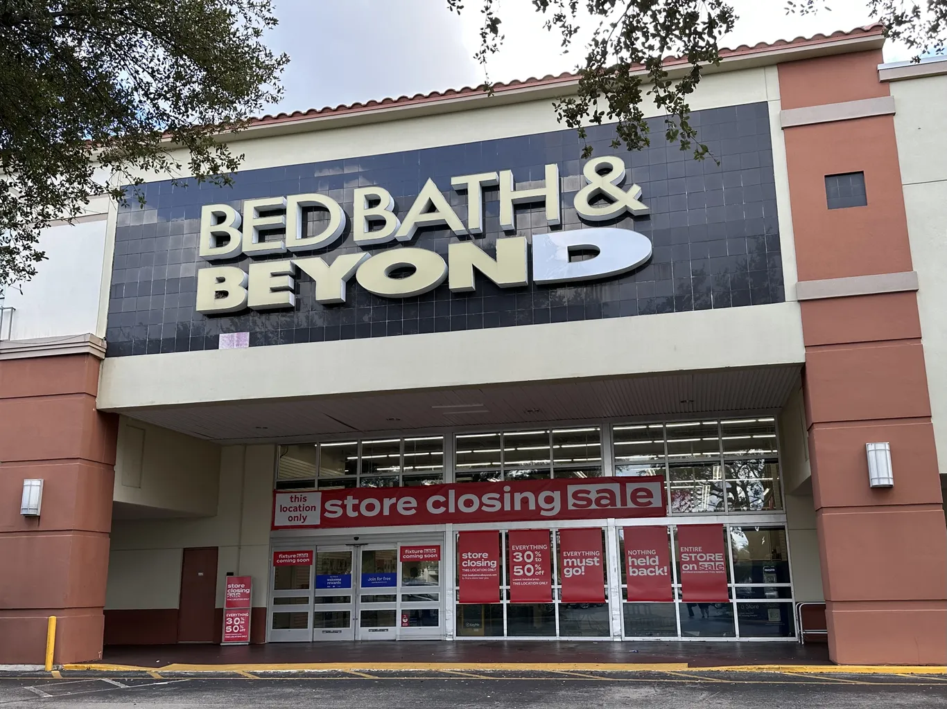 BBBYQ Stock: Navigating the Turbulent Waters of Bed Bath & Beyond’s Market Journey